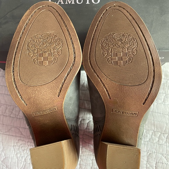 NEW Vince Camuto Fileana Gray Suede Booties - Picture 5 of 5